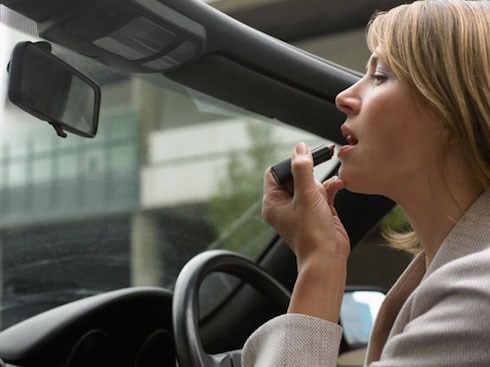 4 thói quen chết người khi lái xe ô tô bạn cần tránh